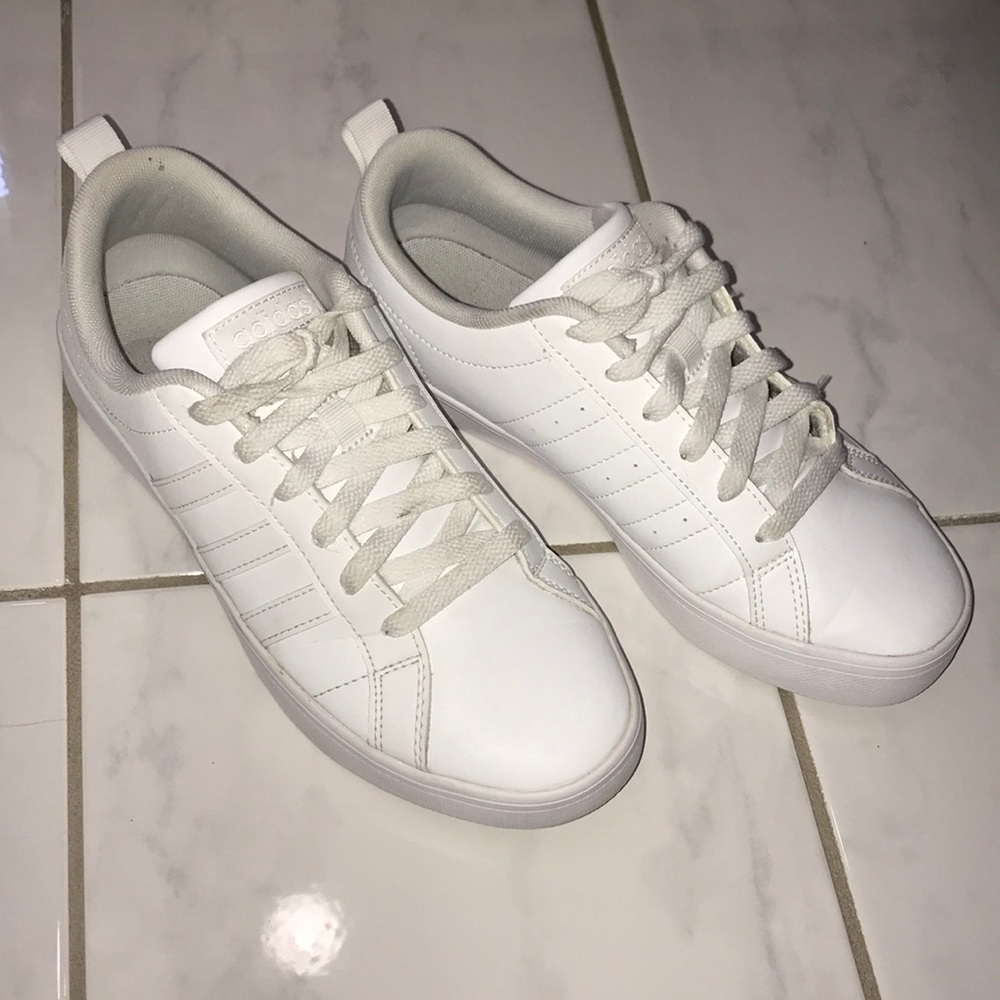 Adidas tennis shoes 👟